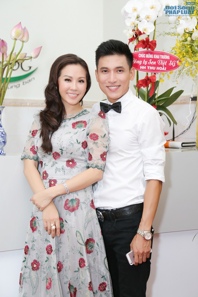 Hoa hậu Thu Hoài tự tin khoe dáng bên dàn mỹ nam